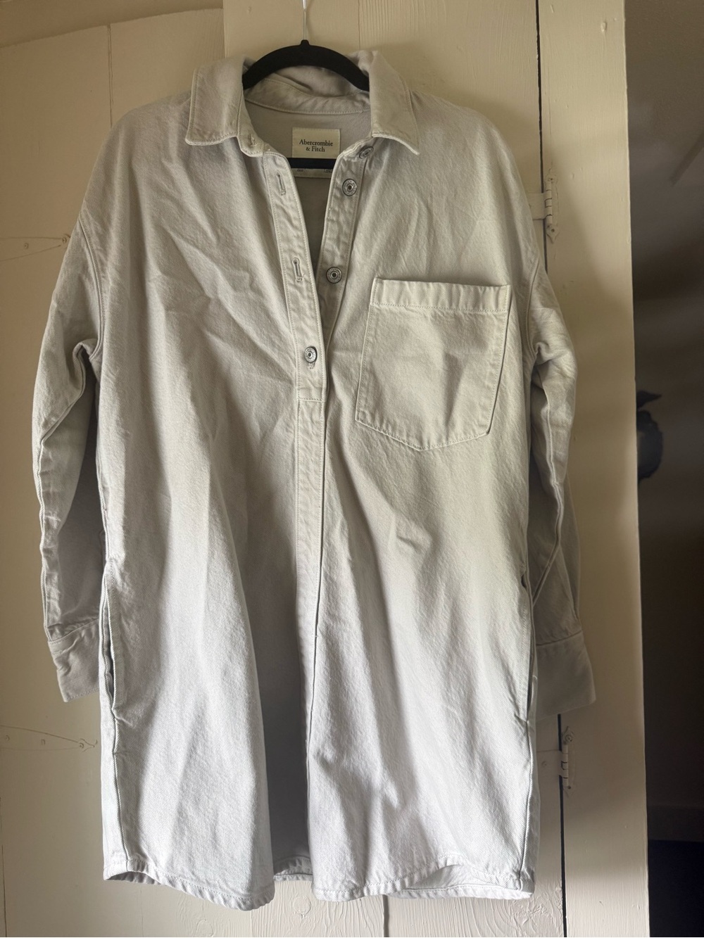 Abercrombie & Fitch Light Gray Button-Up Shirt